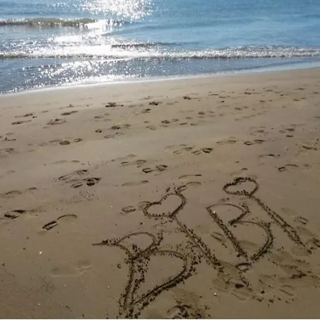 Beachfront Escape One Bedroom Flat With Ac דירה