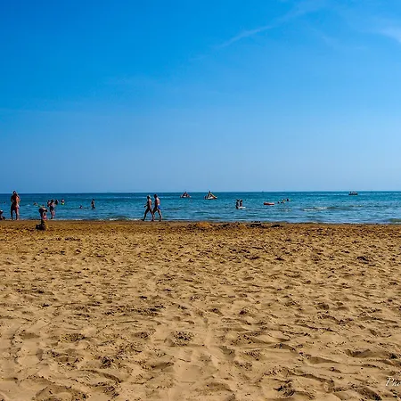 Beachfront Escape One Bedroom Flat With Ac Apartmán